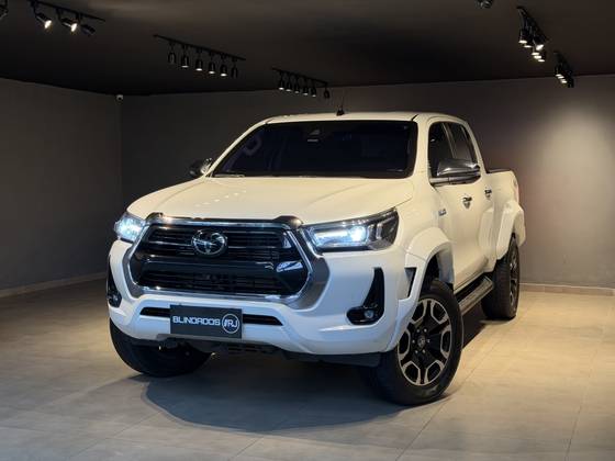 TOYOTA HILUX 2.8 D-4D TURBO DIESEL CD SRX PLUS 4X4 AUTOMÁTICO TOYOTA HILUX 2.8 D-4D TURBO DIESEL CD SRX PLUS 4X4 AUTOMÁTICO